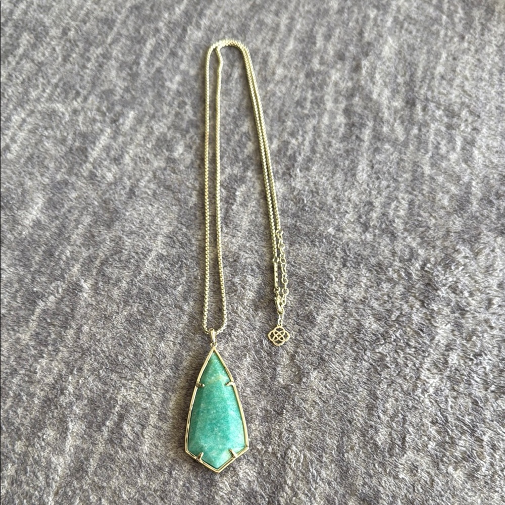 Kendra Scott Elegant Gold and Green Pendant Necklace